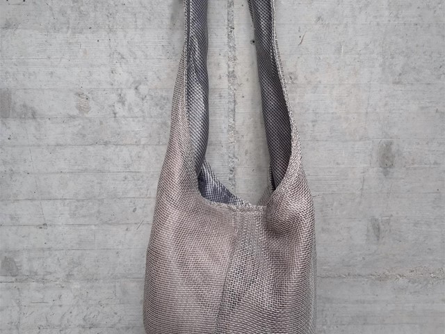 Bolso de malla plateado con lazada