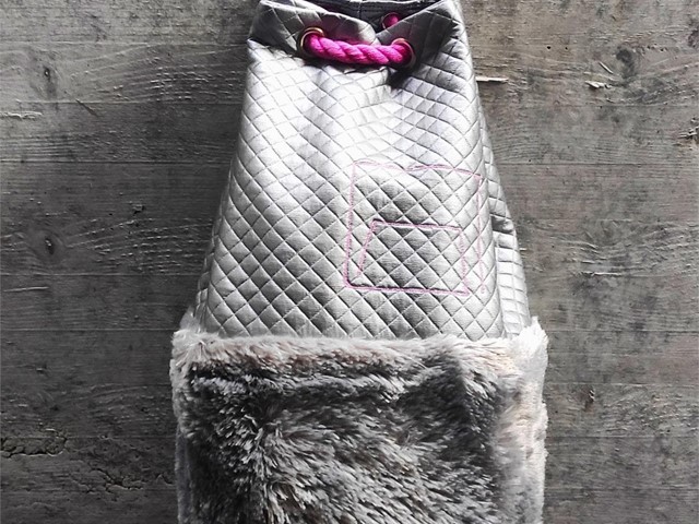 Mochila de neopreno gris combinada con pelo gris