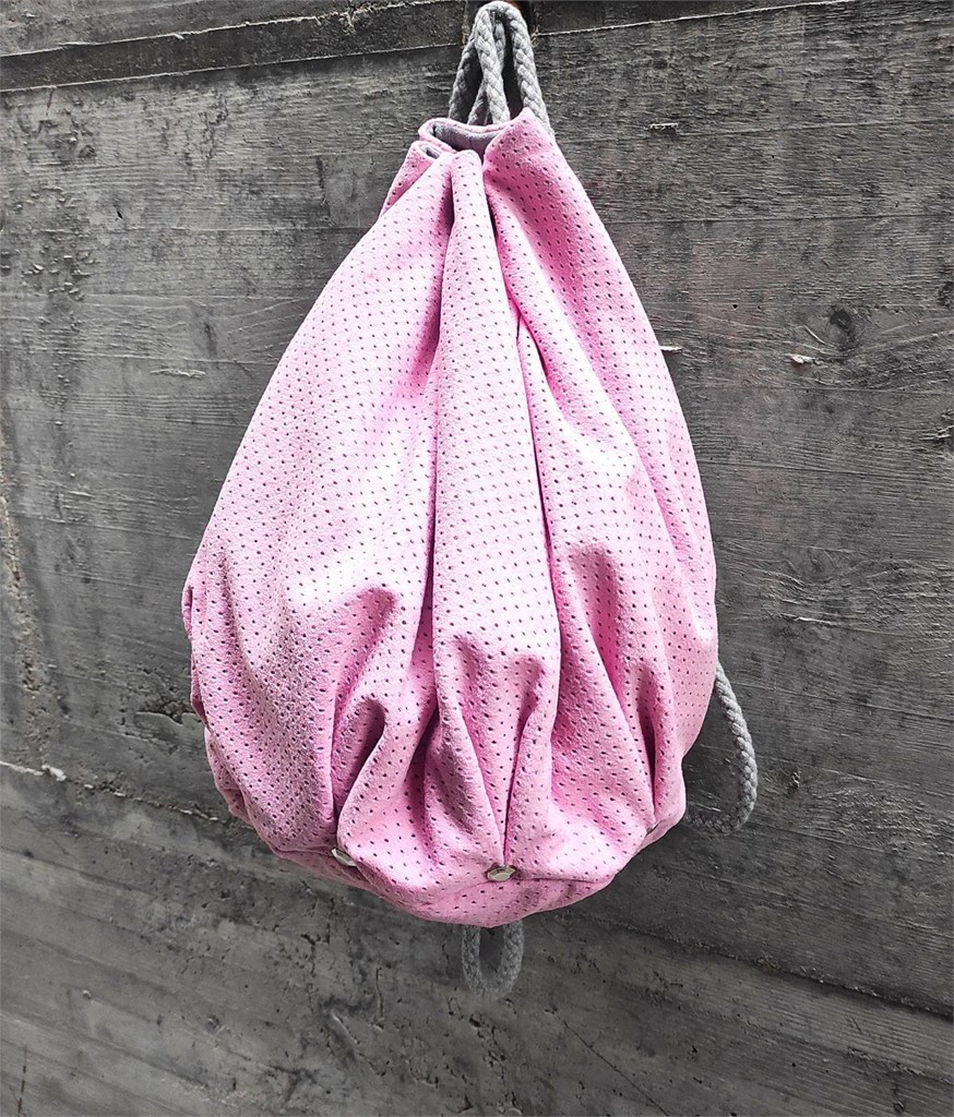 Foto 1 Mochila en tejido calado de color rosa chicle