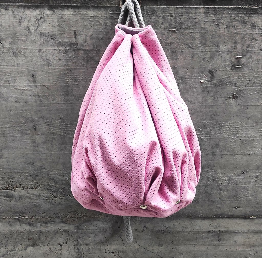 Foto 3 Mochila en tejido calado de color rosa chicle