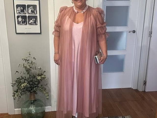 Vestido de satén rosa con abrigo de tul